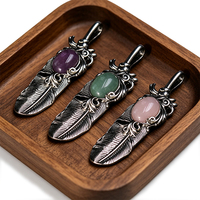 Pendentif Tendance Sculpté en Pierre Naturelle (Améthyste, Aventurine Verte, Œil de Tigre) avec Plume d'Animal en Cristal Kindfull – Vente en Gros