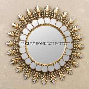 Cadre de miroir mural en laiton au design élégant en métal antique gracieux avec des silhouettes incurvées et des tons de métal brossé pour une esthétique élégante - Product Image 3