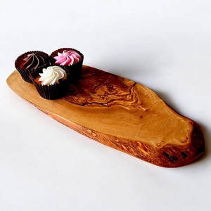 Planche à découper en bois brut faite à la main, parfaite pour la préparation en cuisine, la présentation sur table et les cadeaux, fabriquée à la main en Inde - Product Image 3