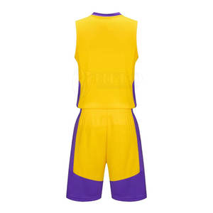 Ensemble de basket-ball réversible léger avec maillot de basket-ball personnalisé à coutures durables avec short pour hommes et jeunes - Product Image 2
