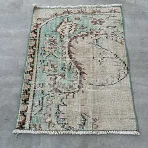 Alfombra Turca Vintage Pequeña de 1.9x2.5 pies, Alfombra de Lana Abstracta Verde Marrón - Product Image 1