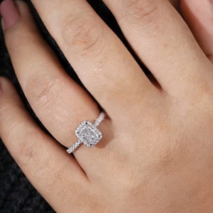 Bague de fiançailles Tishya Diamond 2.46 TCW en moissanite taille radiant avec halo et sertissage pavé en or blanc massif 14 carats pour unisexe - Product Image 2