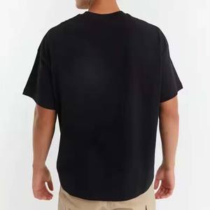 เสื้อยืดโอเวอร์ไซส์คลาสสิกสำหรับผู้ชาย คุณภาพดี ลายทางสีชมพู คอกลม แต่งขอบยางยืด สีดำ - Product Image 2