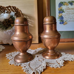 Juego de sal y pimienta de cobre con aspecto atemporal y diseño equilibrado, ideal para chefs caseros y estilistas de comida - Product Image 1