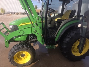 Tracteur agricole multifonctionnel d'occasion 48HP / Chargeuse-pelleteuse John Deere 4320 en stock, prêt à être expédié - Product Image 2