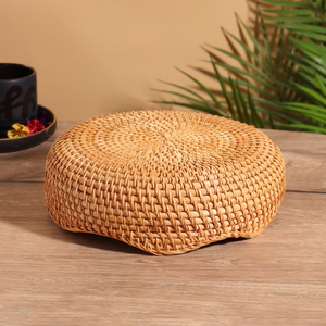 Plateau rond en rotin tissé à la main avec bord festonné / Élégant plateau de service décoratif en osier pour fruits, pain et centre de table - Product Image 4