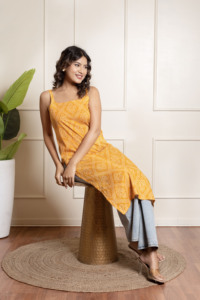 Bandhej Yellow Cotton Kurti Casual Rang Malhar Party Wear Ethnic Motifs Printed Sleeveless Pure Cotton Straight <b>Kurta</b> - Product Image 3