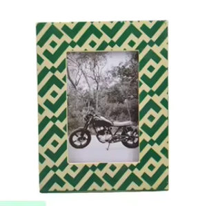 Cadre photo géométrique artisanal en os incrusté, vert et crème, cadre décoratif pour affichage sur bureau de REHMAN CRAFT - Product Image 6