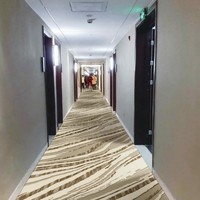 Ticari Ağır Hizmet Tipi Modern Ters Çevrilebilir Kaymaz Yıkanabilir Baskılı Naylon Ofis Modüler Halı Duvardan Duvara
