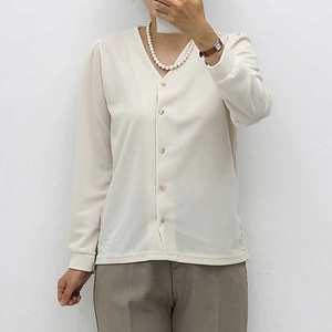 Chemise élégante pour femmes à col en V et manches longues, style décontracté de bureau, simple, écologique, anti-froissement, fabriquée en Corée, motif uni - Product Image 1