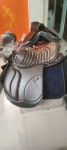 Silla de montar profesional de cuero para equitación inglesa con estructura de madera, doble banda de vientre y características de entrenamiento para uso de resistencia. - Product Image 2