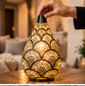 Lámpara de Mesa Metálica Marroquí Hecha a Mano con Patrones de Arco Perforados Intrincados, Acabado en Latón Dorado/Gris, Personalizable, Estilo Oriental - Product Image 3