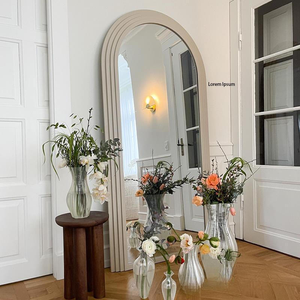 Miroir de sol ovale géométrique en métal doré de luxe 17\" X 20\" X 66\" avec cadre rectangulaire sur pied pour la décoration murale et les fins décoratives - Product Image 3