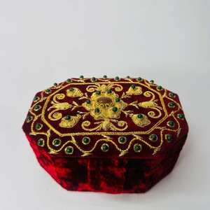 Caja de Joyería Bordada a Mano con Tela Roja Shanell, Precio de Mayoreo, Solución de Almacenamiento de Joyería - Product Image 1