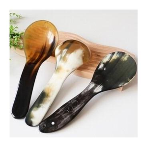 Cuchara para Ensalada Premium Hecha a Mano con Cuerno de Búfalo Natural, Ligeramente Curvada, Agarre Cómodo, Acabado Pulido para un Toque Personalizado - Product Image 1