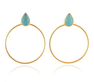 Grande boucle d'oreille de déclaration géométrique à la mode, coupe de briolette en forme de poire, calcédoine bleu ciel, cerceau plaqué or, boucles d'oreilles bali, bijoux pour femmes - Product Image 1