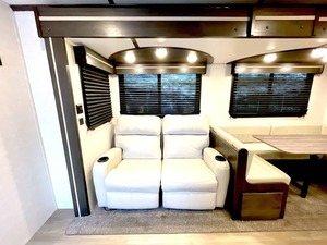 Autocaravana C-R-O-S-S-R-O-A-D-S RV C-R-U-I-S-E-R AIRE 27RBS 2021 USADA EN BUEN ESTADO DISPONIBLE PARA LA VENTA - Product Image 3
