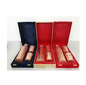 Bouteille d'eau en cuivre pur fabriquée à la main, conçue pour une hydratation quotidienne saine avec des bienfaits naturels pour la santé et une finition polie - Product Image 4