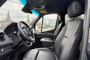 Mercedes-Benz Sprinter 2500 Camper Conversion d'occasion de 2020, moteur V6 Turbodiesel, cuisine complète - Product Image 4
