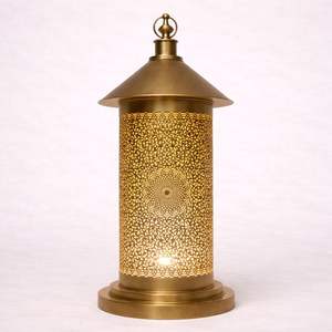 Elegante Lámpara de Ramadán de Metal con Intrincados Recortes, Brillo Cálido Ambiental, Decoración Festiva para el Hogar, Adorno de Mesa o Regalo Colgante - Product Image 1