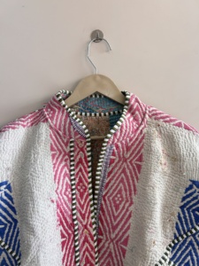 Chaqueta Acolchada Kantha Vintage Hecha a Mano, Chaqueta India Única - Product Image 3