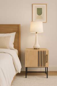 โต๊ะข้างเตียงไม้สไตล์โมเดิร์น ประตูบานเกล็ดเรียบหรู ฐานโลหะสีดำ ผิวเรียบเนียน แข็งแรง ทนทาน ดีไซน์งานฝีมือ สำหรับเก็บของในห้องนอน - Product Image 4