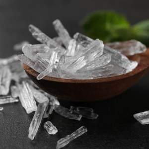 Cristal de mentol de alta pureza para la industria cosmética farmacéutica Grado de aromatización alimentaria Extracto de menta natural a granel - Product Image 3