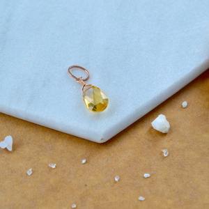 Pendentif en citrine en forme de larme, pierre de naissance de novembre, pierre précieuse jaune, plaqué or rose, charme délicat fait à la main, bijoux - Product Image 1