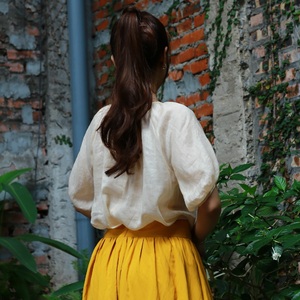 เสื้อเบลาส์ผ้าเรยอนสำหรับผู้หญิงแขนสั้นหรูหราพร้อมโลโก้ตามสั่ง - Product Image 5