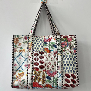 Bolso de mano acolchado bohemio blanco sostenible ecológico hecho a mano de algodón de retazos para compras en la playa - Product Image 1
