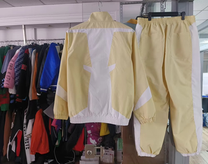 Conjunto de ropa de abrigo cortavientos de poliéster de gran tamaño para hombre personalizado 2025, camisetas activas, pantalones de chándal de nailon, impermeables, transpirables, parte delantera - Product Image 2