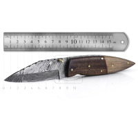 Couteau de poche pliant artisanal en acier Damas, modèle DD-FK-896, avec contremarquises en acier Damas et manche en os de chameau, idéal pour le bushcraft et l'EDC.
