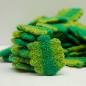 Créations festives d'arbre de Noël en feutre: délices fabriqués pour la décoration intérieure et les objets de collection ludiques - Product Image 2