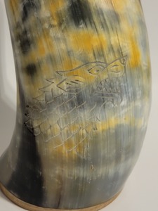 Taza de cuerno vikingo para beber, regalo de jarra tallada de lobo para Koi, tu amigo y el día de tu padre Chrism Gif. - Product Image 2