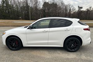 Alfa Romeo Stelvio Ti Sport Q4 2020 d'occasion, 280 ch, turbo 4 cylindres, transmission intégrale, intérieur rouge, non modifié - Product Image 2