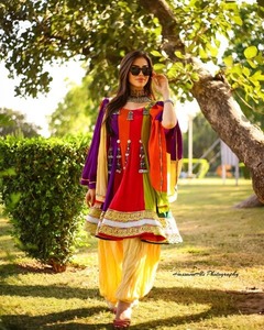 Robe longue élégante en mousseline de soie vintage pour femmes afghanes, tenue royale culturelle avec de riches broderies pour les cérémonies de mariage et les festivals - Product Image 2