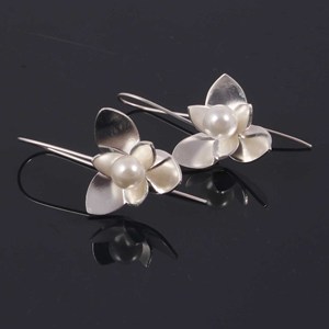 Pendientes de Aro Elegantes con Perlas y Flores de Latón Plateado para Mujer, Estilo Vintage de Lujo, Ideales para Fiestas, Bodas, Regalos, Joyería al por Mayor - Product Image 1
