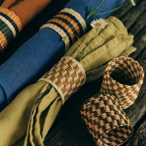 ลายลายหญ้าทะเลทอมือชุดแหวนผ้าเช็ดปากสองอันไม่เข้ากันสําหรับการรับประทานอาหารที่ผ่อนคลายและการตกแต่งโต๊ะ - Product Image 1