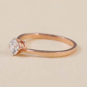 Bague de fiançailles solitaire en diamant rond de culture avec bande de contournement en argent sterling/platine/or, clarté VS1, couleur F - Product Image 5