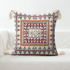 Vente en gros de housses de coussin brodées de luxe 100% beaux oreillers design en triangle pour la décoration intérieure géométrique moderne - Product Image 1