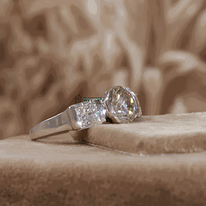 Bague de mariage 2.50 CT ronde et princesse taillée en diamant 3 pierres style demi-lunette - Product Image 6