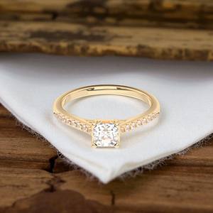 Anillo de compromiso de diamante de corte redondo y moissanita de calidad de 0,70 quilates, de oro sólido para mujer, conjunto de puntas - Product Image 4