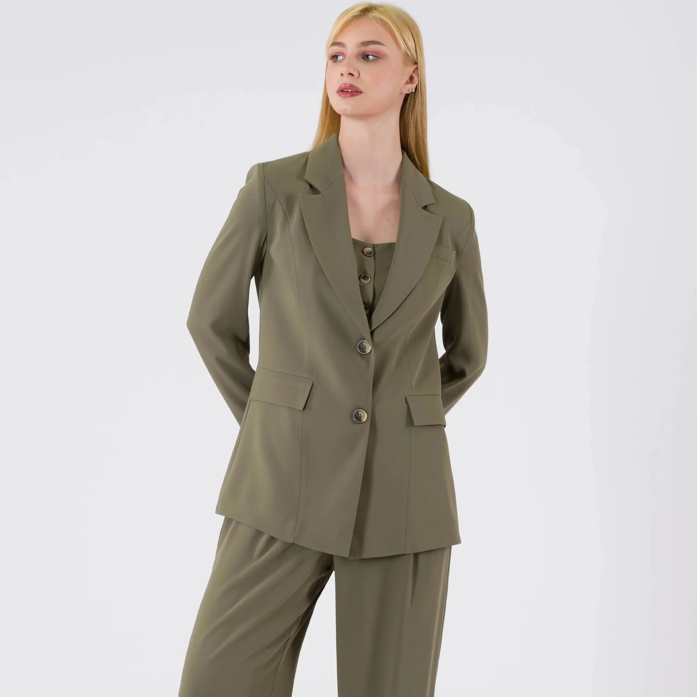 Elegance and Comfort Combined: High-Quality Fabrics in Business Suits for Office Wear