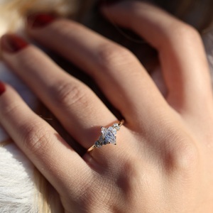 Anillo de compromiso de moissanita con corte Marquesa de 10x5mm con Marquesa y piedras laterales redondas | Joyería nupcial única - Product Image 2