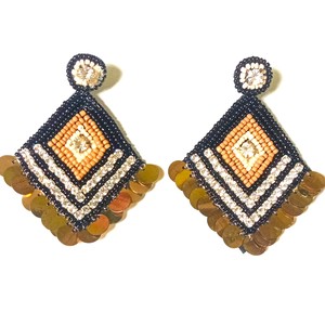Pendientes de cuentas hechos a mano Pendientes de último diseño de la India Pendientes de cuentas de semillas para mujeres y niñas - Product Image 1