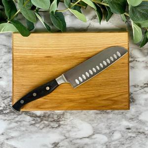 Planche à découper rectangulaire en bois d'acacia naturel, faite à la main, épaisseur 1,2 cm, compatible lave-vaisselle, résistante aux couteaux, solide et durable pour la cuisine - Product Image 1