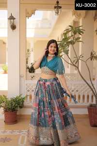 Robe de style moderne pour femmes et Lehenga Choli en soie taffetas avec un travail de broderie lourd et un dupatta fantaisie pour mariage - Product Image 4