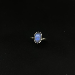 Anillo de piedra lunar bohemio de plata 925 hecho a mano para mujer, anillo de pulgar de banda dividida con piedras preciosas ovaladas para bodas - Product Image 4