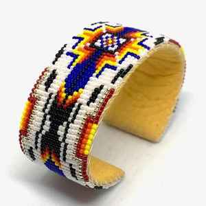 Bracelets de mode en perles, fabriqués à la main, élégants et personnalisés, Style tendance, Essentiels pour le jour du jeu en vente - Product Image 1