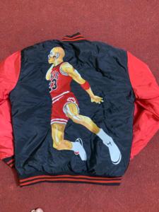 Chaqueta Bomber de Satén Formal Personalizada 2025 con Servicio OEM, Diseño Chicago Bull, Número y Patrón de Camuflaje, Procesamiento con Revestimiento, Primavera - Product Image 5